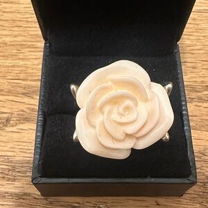 Elegant Cream Rose Ring